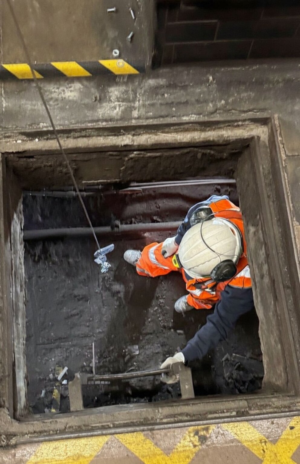 Operative working inside a confined access shaft