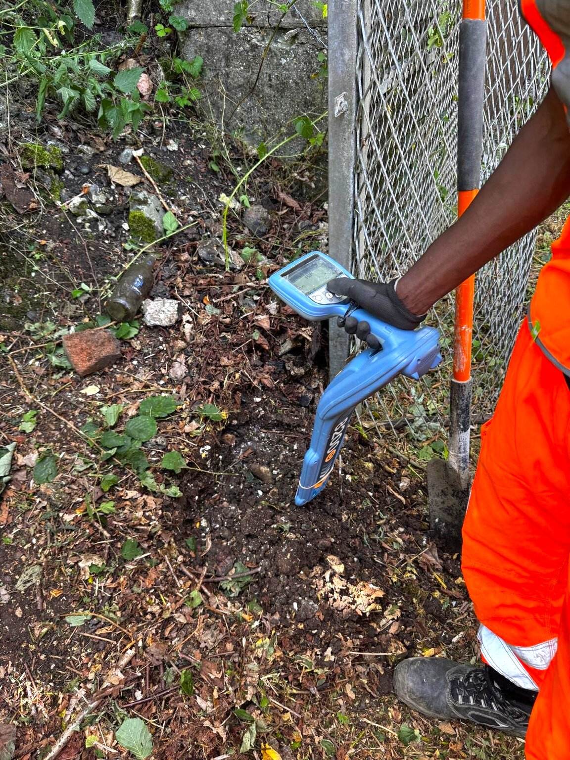 Operative scanning for buried cables beside a lineside fence